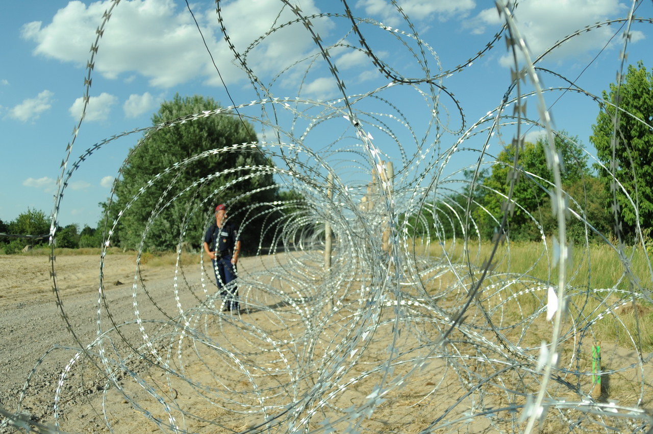 hungarian-serbian_border_barrier_4
